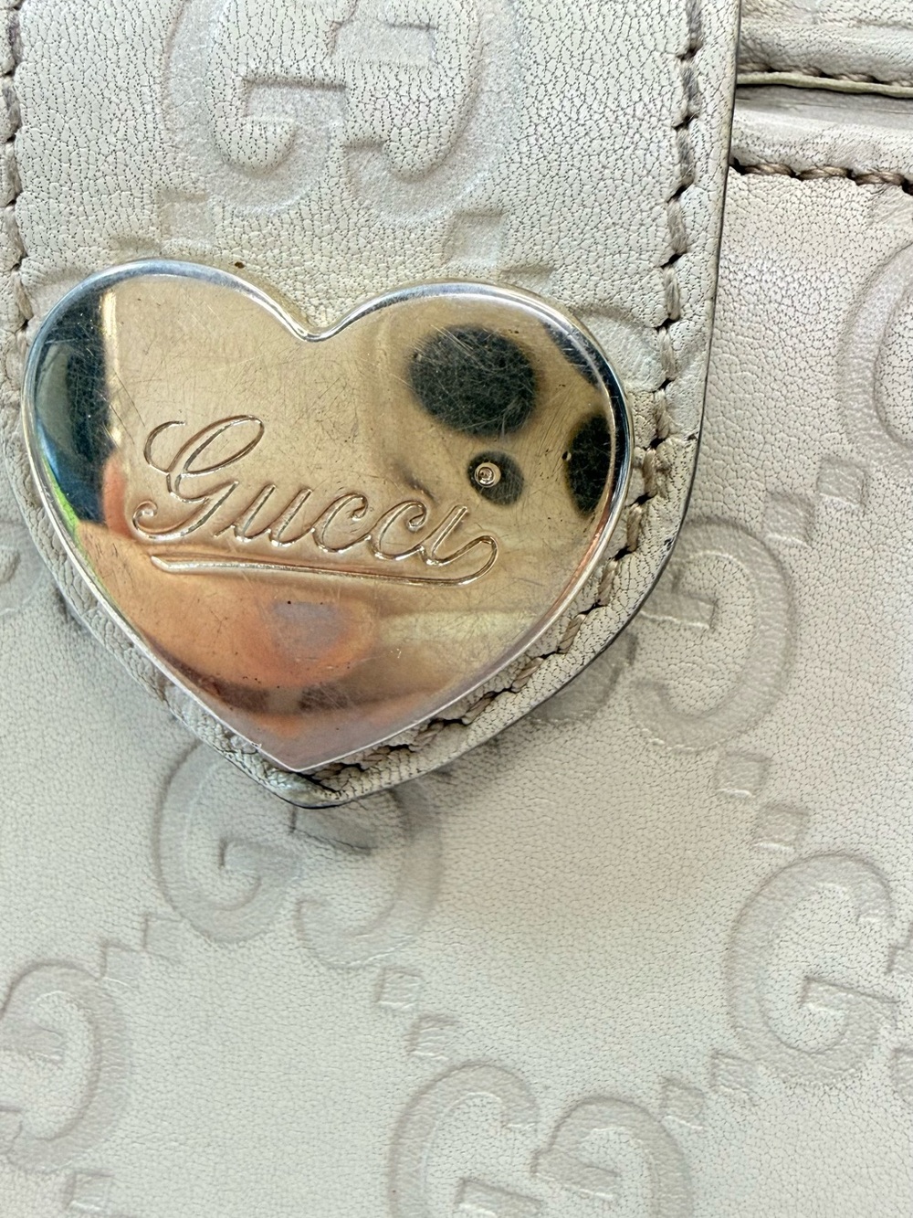 Gucci Guccisima Beige Compact GG Embossed Leather Wallet w/ Gold Heart Snap EVC - Picture 3 of 12
